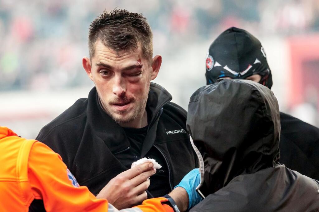 Takto to vyzeralo počas jesenného derby Trnavy so Slovanom. Zo zápasu sa odohrala len necelá štvrťhodina, po nej sa z ihriska stalo bojisko chuligánov.