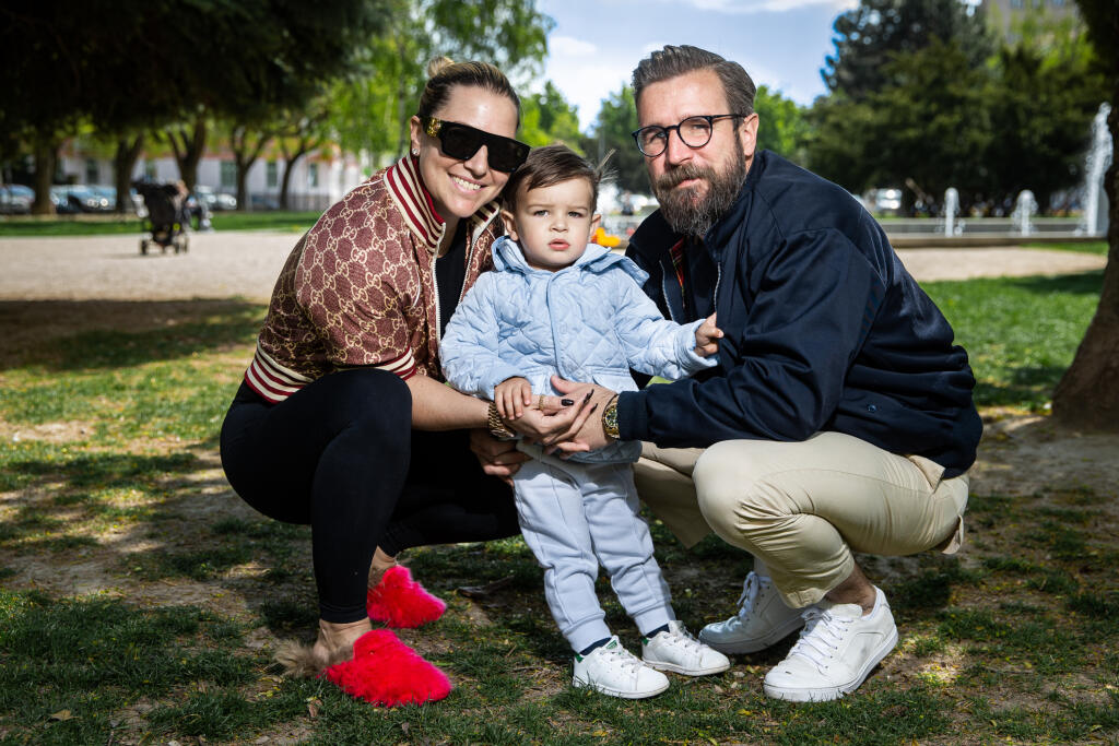 Dominika Navara Cibulková a Michal Navara pri prechádzke Bratislavou s ich synom.