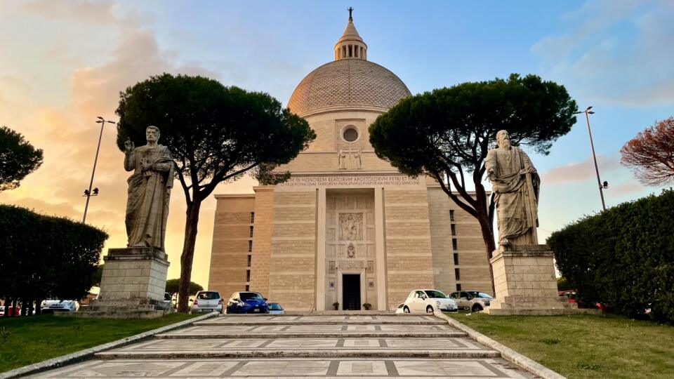 La Basilique des Saints Pierre et Paul trône au point culminant de ce quartier et surplombe noblement la rue Viale Europa.  Il possède le quatrième plus grand dôme de Rome.