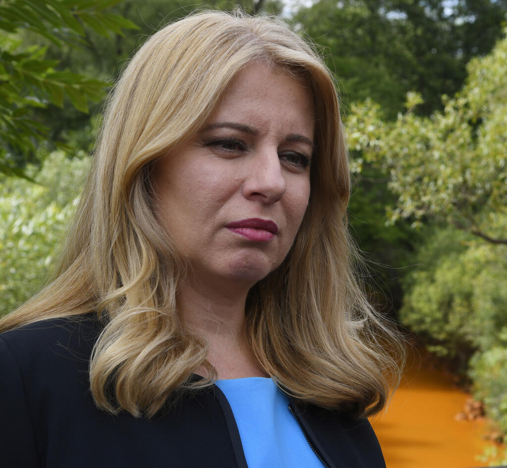 Na snímke prezidentka SR Zuzana Čaputová stojí pri znečistenej rieke Slaná počas návštevy obce Nižná Slaná, okres Rožňava v utorok 19. júla 2022. Rieka Slaná sa dočervena sfarbila v polovici februára v dôsledku vytekania banských vôd zo železorudnej bane v areáli bývalého banského podniku Siderit. Prezidentka v rámci prvého dňa svojho pracovného výjazdu na Gemer zamierila aj do Tornale, kde navštívila Agentúru integrovanej starostlivosti a stretla sa s predstaviteľmi samosprávy a Združenia obcí
