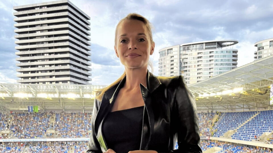Na zápase nechýbala ani poslankyňa Sme rodina Romana Tabák, ktorá sa predviedla zvodným outfitom a odhaleným bruškom.