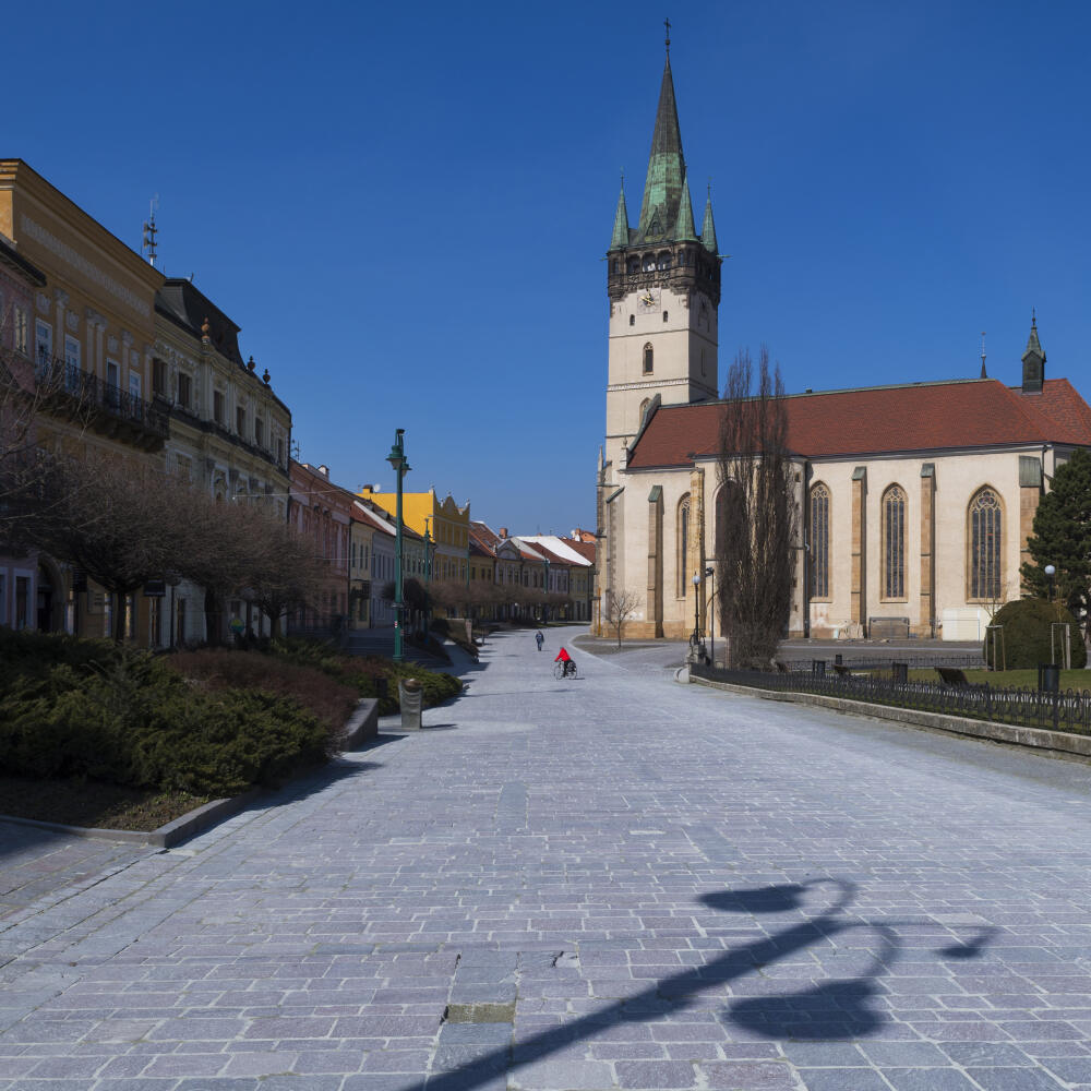 Na snímke Hlavná ulica v historickom centre Prešova je takmer bez ľudí, ktorí väčšinou ostávajú doma kvôli hrozbe rozšírenia koronavírusu.
V Prešove 22. marca 2020. FOTO TASR – Milan Kapusta