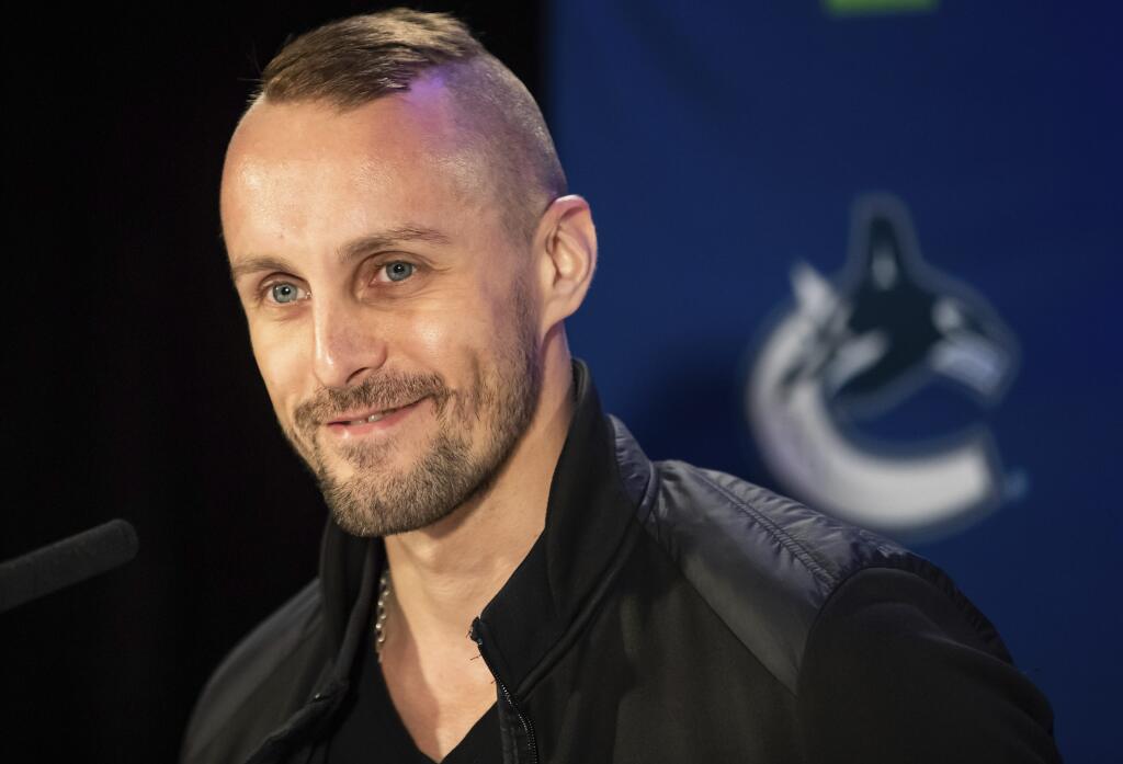 Na snímke slovenský reprezentačný brankár a hráč kanadského tímu NHL Vancouver Canucks Jaroslav Halák sa usmieva počas tlačovej konferencie pred prípravným kempom vo Vancouvri v noci na 23. septembra 2021.