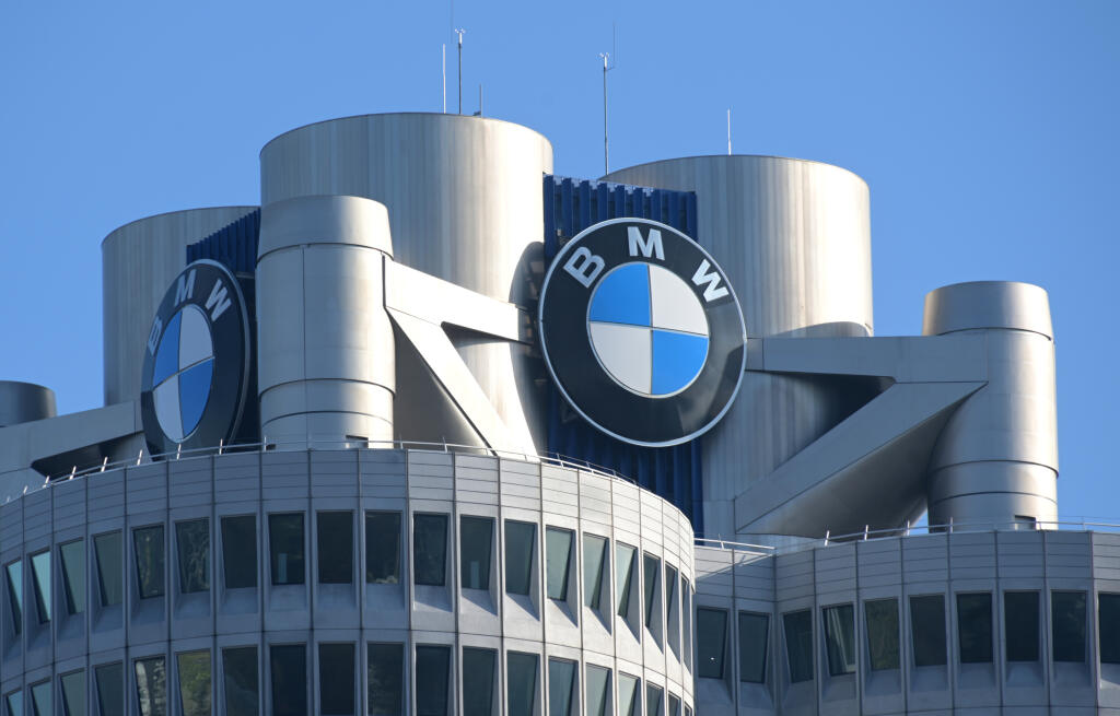 KK1 Mníchov - Na archívnej snímke z 20. marca 2019 logo automobilky BMW v Mníchove. Nemecká automobilka BMW (Bayerische Motoren Werke) v stredu 12. januára 2022 oznámila, že jej predaj v roku 2021 vzrástol, pričom v prípade rovnomennej značky BMW dosiahol historický rekord. FOTO TASR/DPA 
ARCHIV - 20.03.2019, Bayern, München: Das BMW-Logo auf dem Firmensitz des Automobilherstellers. Der Autobauer BMW hat im vergangenen Jahr die Verkäufe deutlich steigern können. Mit allen Marken einschließlich M