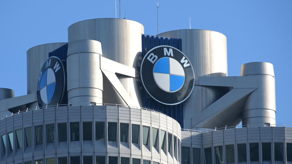 KK1 Mníchov - Na archívnej snímke z 20. marca 2019 logo automobilky BMW v Mníchove. Nemecká automobilka BMW (Bayerische Motoren Werke) v stredu 12. januára 2022 oznámila, že jej predaj v roku 2021 vzrástol, pričom v prípade rovnomennej značky BMW dosiahol historický rekord. FOTO TASR/DPA
ARCHIV - 20.03.2019, Bayern, München: Das BMW-Logo auf dem Firmensitz des Automobilherstellers. Der Autobauer BMW hat im vergangenen Jahr die Verkäufe deutlich steigern können. Mit allen Marken einschließlich M