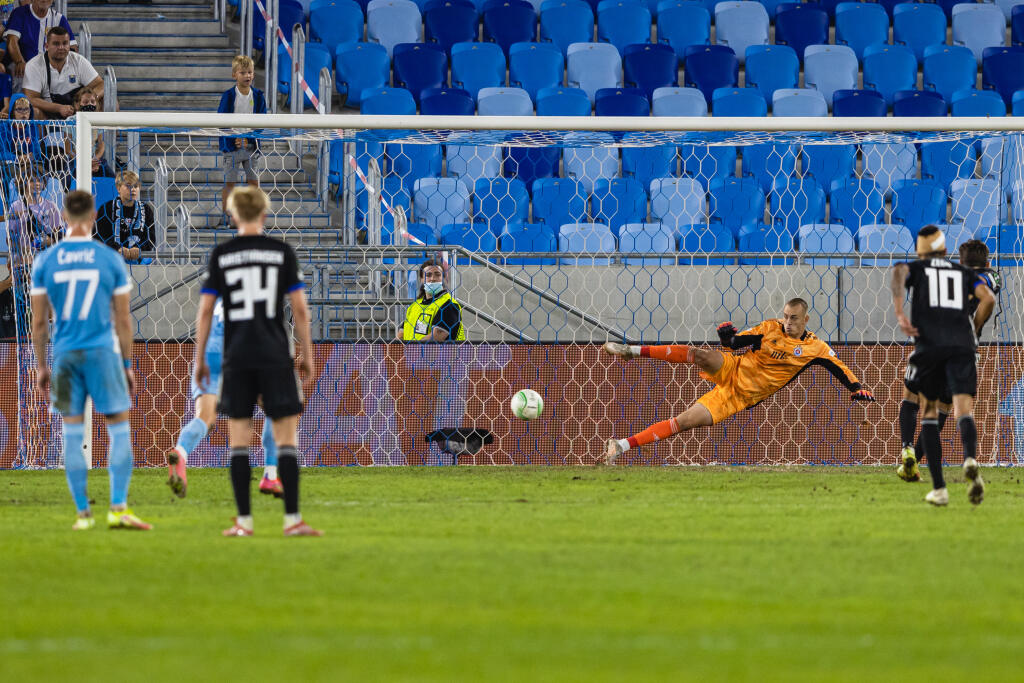 Na snímke Adrian Chovan inkasuje gól z penalty od Jonasa Winda počas zápasu F skupiny Európskej konferenčnej ligy medzi ŠK Slovan Bratislava a FC Kodaň.