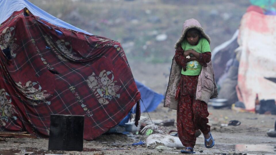 EBE 41 Džammú - Dievča kráča v daždi v chudobnej štvrti v Džammú v Indii v utorok 4. januára 2022. FOTO TASR/AP
A girl walks in the rain in a shanty area in Jammu, India, Tuesday, Jan. 4, 2022. Cold wave conditions intensified across north India after some states received a fresh spell of snowfall leading to sudden drop in temperature. ( AP Photo/Channi Anand)