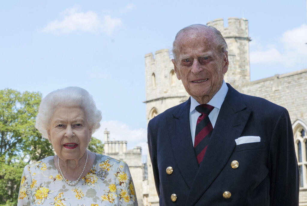 Britská kráľovná Alžbeta II. a britský princ Philip pózujú pre fotografiu v areáli Windsorského zámku 1. júna 2020.