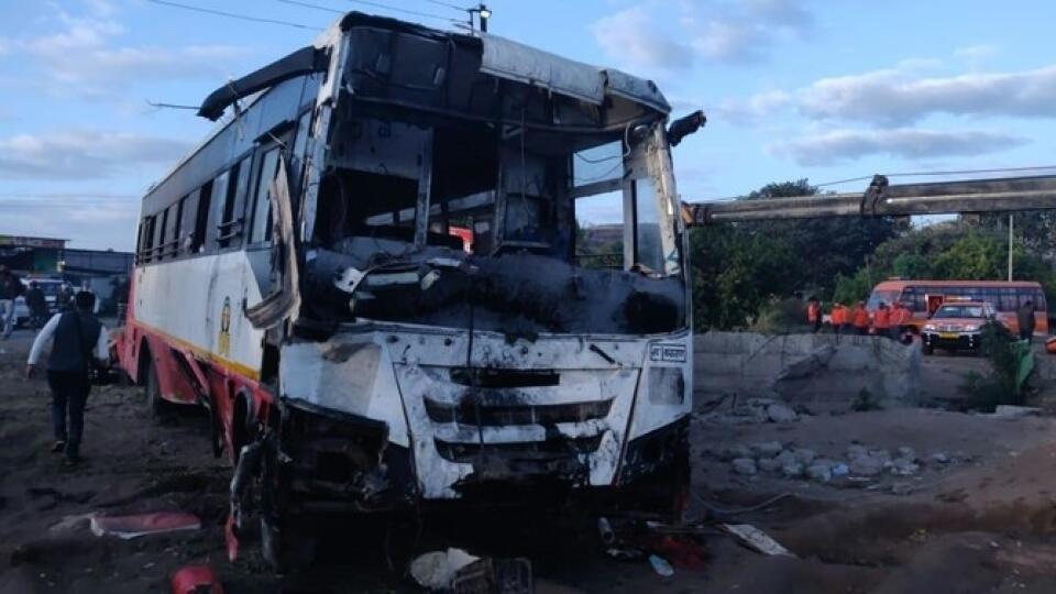 Zrážka autobusu s motorovou rikšou si vyžiadala 27 mŕtvych