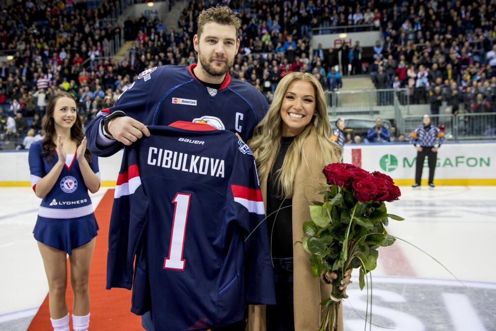 Na snimke slovenska tenistka Dominika Cibulkova vhodila uvodne buly pocas zapasu Kontinentalnej hokejovej ligy medzi HC Slovan Bratislava a Dinamom Riga. Od Andreja Meszarosa dostala Dominika dres s cislom 1.