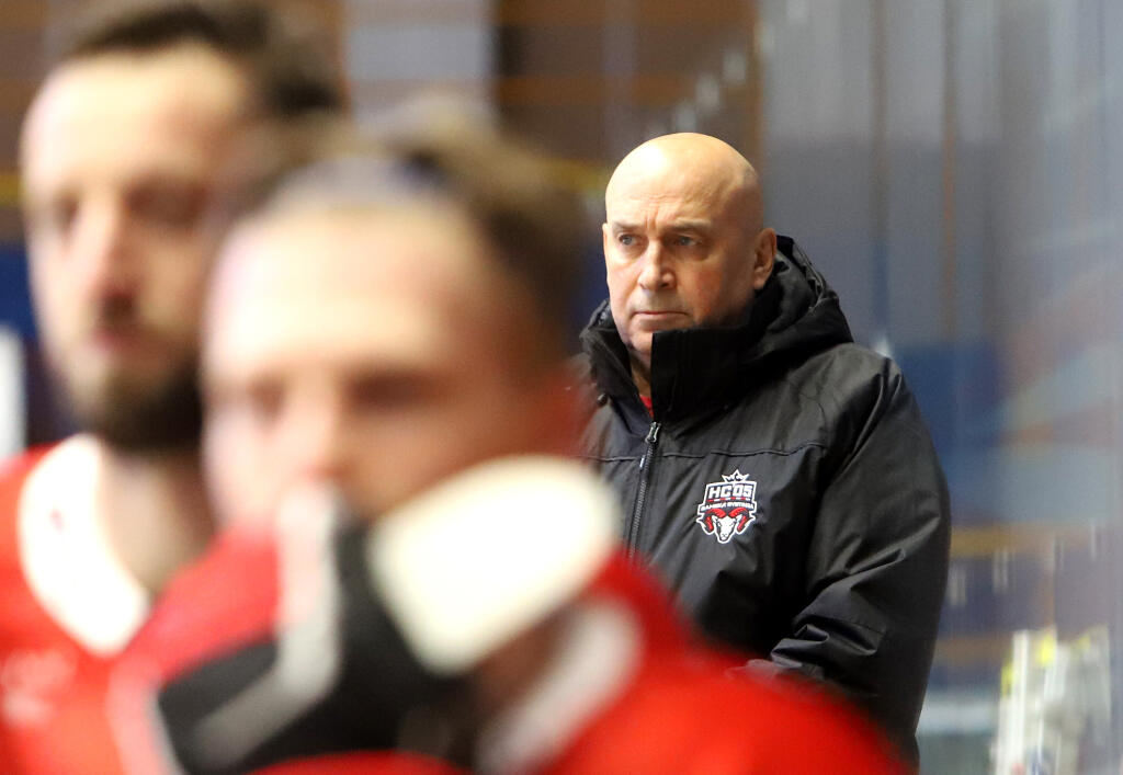 Na snímke tréner HC‘05 Banská Bystrica Miroslav Chudý počas dohrávky 27. kola Tipos extraligy HC‘05 Banská Bystrica - HC 07 Detva vo Zvolene 4. januára 2021. FOTO TASR - Ján Krošlák