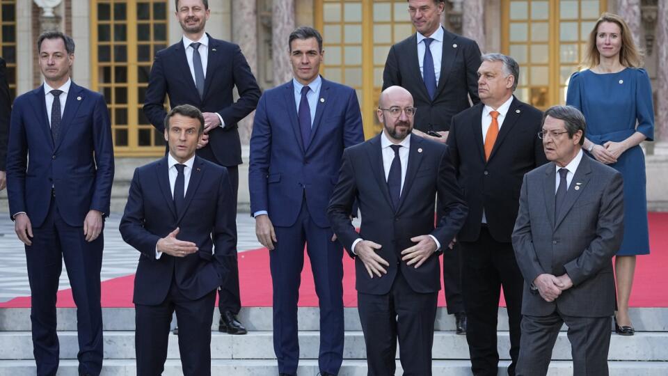 Na snímke zľava belgický premiér Alexander De Croo, francúzsky prezident Emmanuel Macron, slovenský premiér Eduard Heger, španielsky premiér Pedro Sánchez, predseda Európskej rady Charles Michel, holandský premiér Mark Rutte, maďarský premiér Viktor Orbán, cyperský prezident Nicos Anastasiades a estónska premiérka Kaja Kallasová pózujú pre skupinovú fotografiu počas summitu EÚ vo Versailles, západne od Paríža 10. marca 2022.