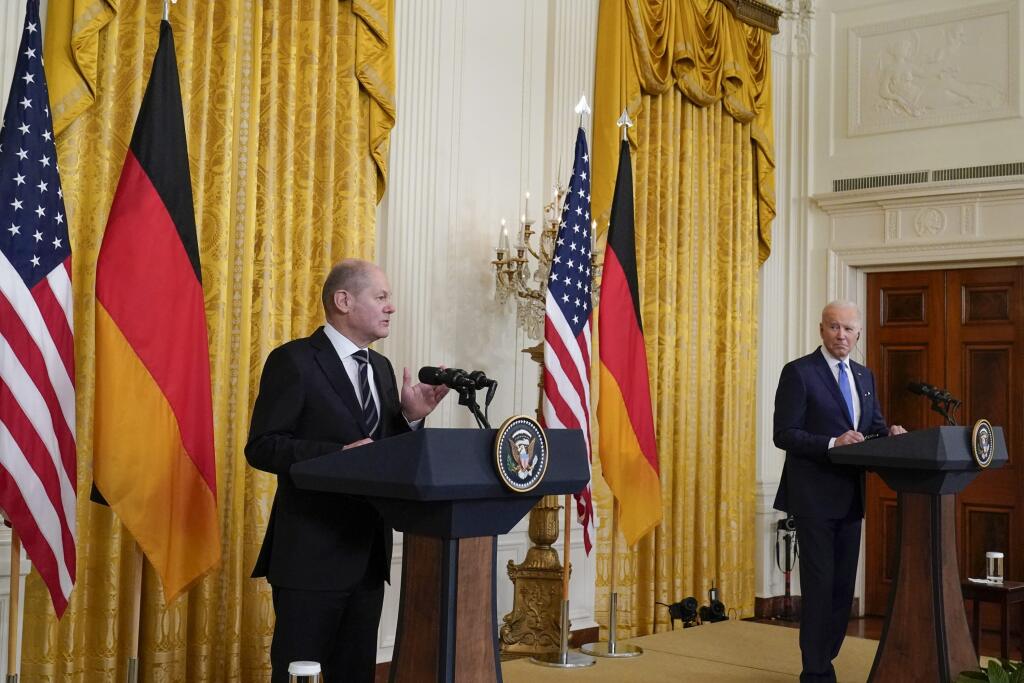 Americký prezident Joe Biden (vpravo) a nemecký kancelár Olaf Scholz