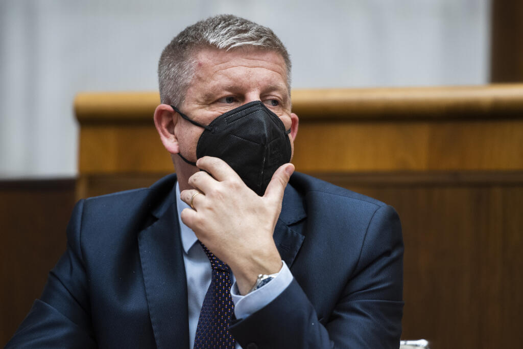Na snímke minister zdravotníctva SR Vladimír Lengvarský (nominant OĽaNO) 30. marca 2022. Poslanci Národnej rady (NR) SR začali v stredu krátko predpoludním rokovať o opozičnom návrhu na odvolanie ministra vnútra Romana Mikulca (OĽANO) z funkcie. Mimoriadnu schôdzu inicioval Smer-SD. Na rokovanie prišli okrem Mikulca aj viacerí členovia vlády vrátane premiéra Eduarda Hegera (OĽANO). Podľa opozície minister nezvláda riadenie utečeneckej krízy vyvolanej vojnou na Ukrajine a zveril ho menším súkromn