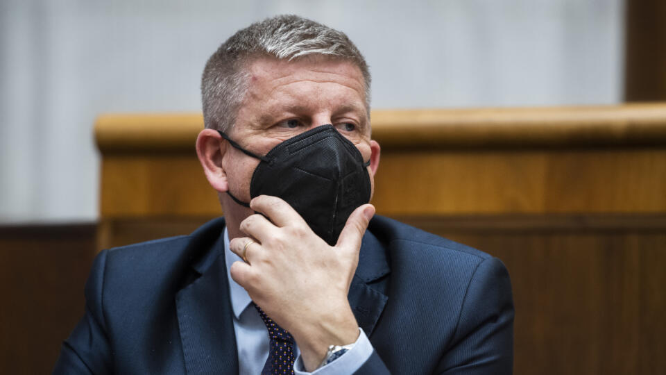Na snímke minister zdravotníctva SR Vladimír Lengvarský (nominant OĽaNO) 30. marca 2022. Poslanci Národnej rady (NR) SR začali v stredu krátko predpoludním rokovať o opozičnom návrhu na odvolanie ministra vnútra Romana Mikulca (OĽANO) z funkcie. Mimoriadnu schôdzu inicioval Smer-SD. Na rokovanie prišli okrem Mikulca aj viacerí členovia vlády vrátane premiéra Eduarda Hegera (OĽANO). Podľa opozície minister nezvláda riadenie utečeneckej krízy vyvolanej vojnou na Ukrajine a zveril ho menším súkromn