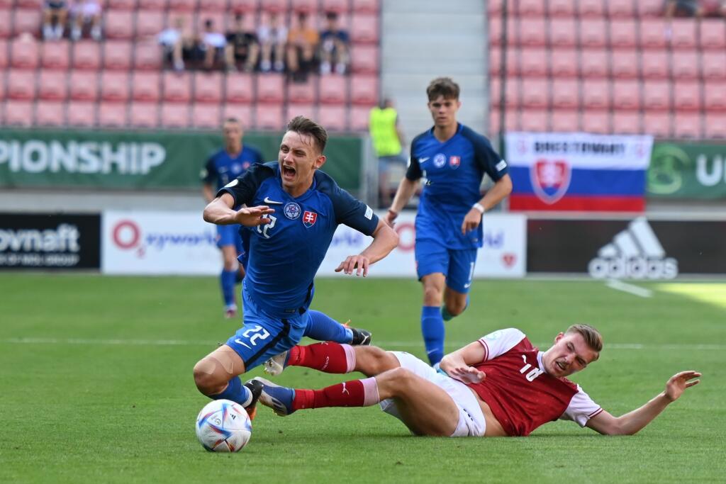 Na snímke vpravo hráč Rakúska Benjamin Kanuric a hráč Slovenska Dominik Hollý počas zápasu o 5. miesto na Majstrovstvách Európy U19 Slovensko U19 - Rakúsko U19 v Trnave v utorok 28. júna 2022. FOTO TASR - Lukáš Grinaj