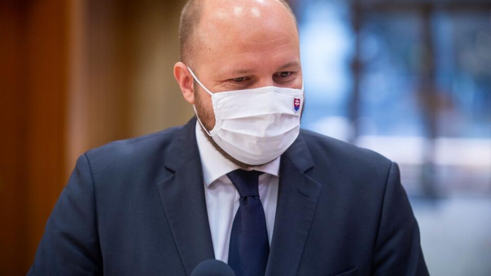 Na snímke minister obrany SR Jaroslav Naď (OĽaNO) prichádza na 83. rokovanie vlády SR v stredu 3. marca 2021 v Bratislave. FOTO TASR - Jakub Kotian