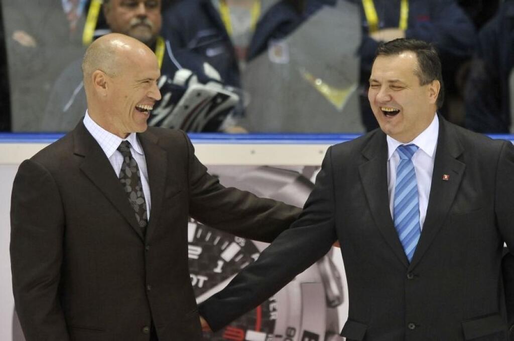 Na archívnej snímke legenda kanadského hokeja Mark Messier (vľavo) a legenda československého hokeja Dárius Rusnák pred vyhodnotením najlepších hráčov štvrťfinálového stretnutia Česko - USA na MS 11. mája 2011 v Bratislave.
