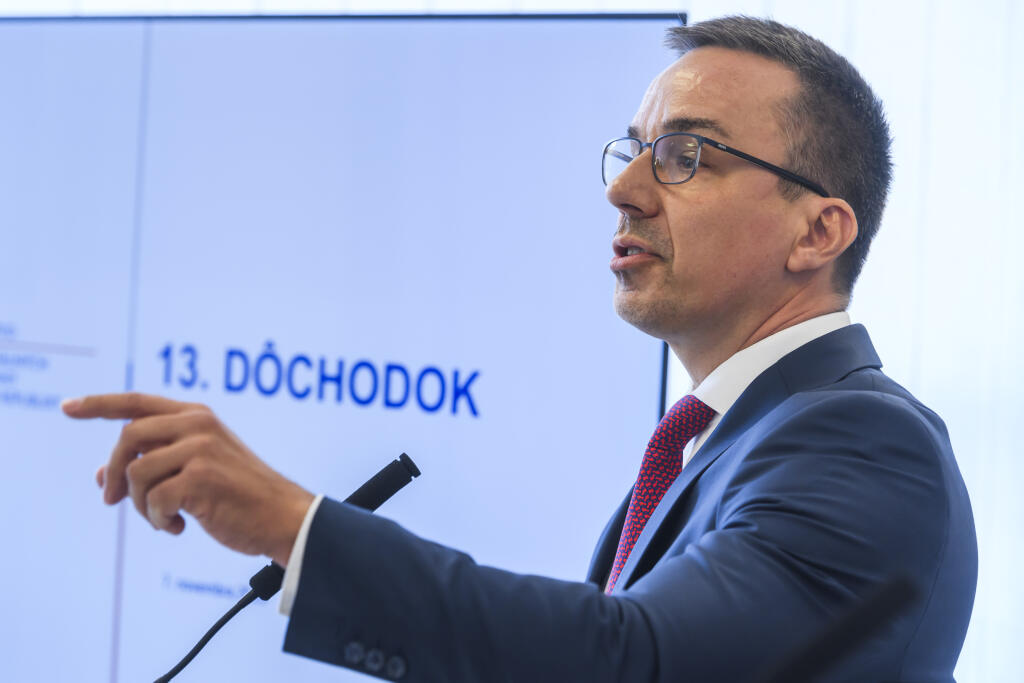 Na snímke minister práce, sociálnych vecí a rodiny SR Erik Tomáš (Hlas-SD) počas tlačovej konferencie k 13. dôchodku v Bratislave 7. novembra 2023. FOTO TASR - Jaroslav Novák