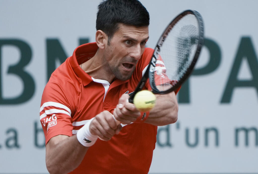JB 51 Paríž - Srbský tenista Novak Djokovič odvracia loptičku Ričardasovi Berankisovi z Litvy v 3. kole dvojhry na grandslamovom turnaji Roland Garros v Paríži 5. júna 2021. FOTO TASR/AP
Serbia's Novak Djokovic plays a return to Lithuania's Ricardas Berankis during their third round match on day 7, of the French Open tennis tournament at Roland Garros in Paris, France, Saturday, June 5, 2021. (AP Photo/Thibault Camus)