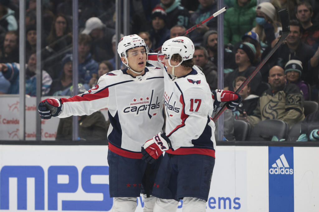 WA 10 Seattle - Slovenský obranca v drese Washingtonu Capitals Martin Fehérváry (vľavo) a jeho spoluhráč Dylan Strome sa tešia po strelení gólu v zápase zámorskej hokejovej NHL Seattle Kraken - Washington Capitals v meste Seattle vo štvrtok 1. decembra 2022. FOTO TASR/AP
Washington Capitals defenseman Martin Fehervary and center Dylan Strome celebrate after Fehervary's goal during the first period of an NHL hockey game against the Seattle Kraken, Thursday, Dec. 1, 2022, in Seattle. (AP Photo/Ja