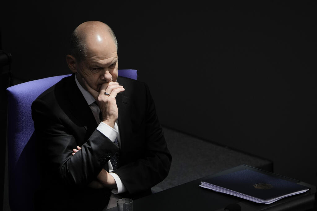 JB 54 Berlín - Nemecký kancelár Olaf Scholz počas debaty v nemeckom parlamente Bundestag pred tohtotýždňovým summitom EÚ v Berlíne 8. februára 2023. FOTO TASR/AP 

German Chancellor Olaf Scholz attends the debate after his speech on the eve of an EU summit, at the German parliament Bundestag in Berlin, Germany, Wednesday, Feb. 8, 2023. (AP Photo/Markus Schreiber)