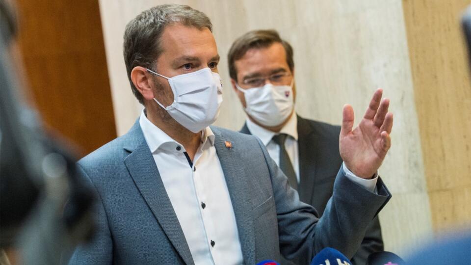 Na snímke vľavo premiér SR Igor Matovič a vpravo minister zdravotníctva SR Marek Krajčí