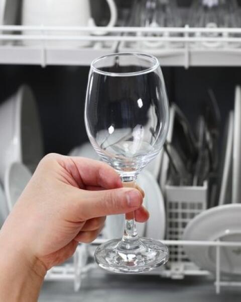 Chcete dokonalo lesklé poháre z umývačky? Vyhnite sa týmto chybám!