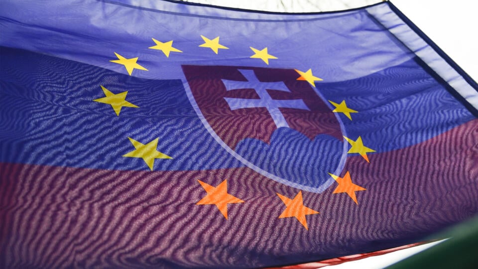 Na snímke vlajka Slovenskej republiky a vlajka Európskej únie v Dunajskej Strede 4. februára 2020. FOTO TASR - Martin Baumann