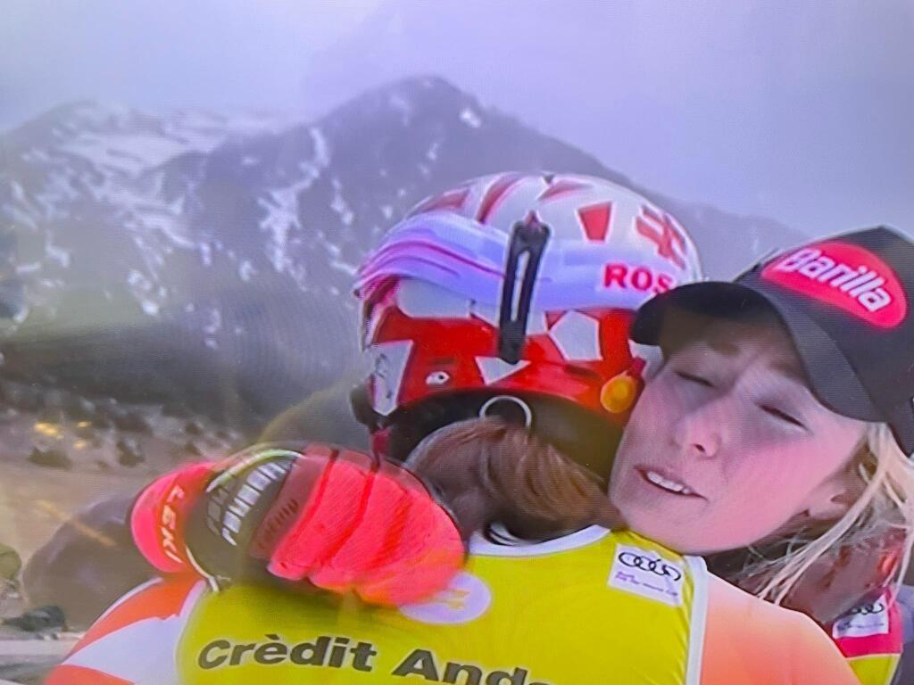 Shiffrinová síce nebola spokojná s 3. miestom, následne však Vlhovej pogratulovala k víťazstvu a vyobjímali sa.