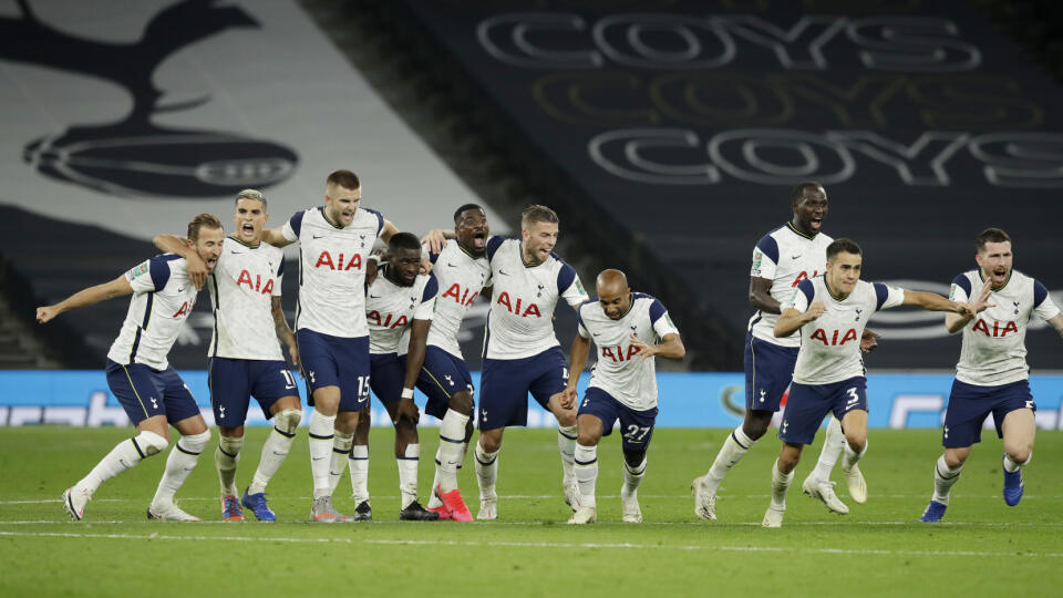 Futbalisti Tottenhamu Hotspur postúpili do štvrťfinále anglického Ligového pohára. V utorňajšom mestskom derby zdolali v osemfinále súťaže Chelsea Londýn 5:4 v rozstrele z jedenástich metrov. V riadnom čase sa duel skončil nerozhodne 1:1.