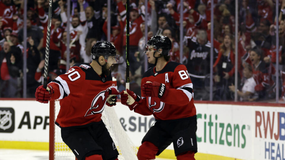 PK 4 Newark - Na snímke sprava Jack Hughes a slovenský hokejista Tomáš Tatar (obaja New Jersey Devils) sa tešia po góle Dougieho Hamiltona (nie je na snímke) v zápase zámorskej hokejovej NHL New Jersey Devils - Detroit Red Wings v Newarku 15. októbra 2022. FOTO TASR/AP
New Jersey Devils left wing Tomas Tatar (90) reacts with Jack Hughes (86) after Dougie Hamilton scored a goal in the first period of an NHL hockey game against the Detroit Red Wings Saturday, Oct. 15, 2022, in Newark, N.J. (AP Ph