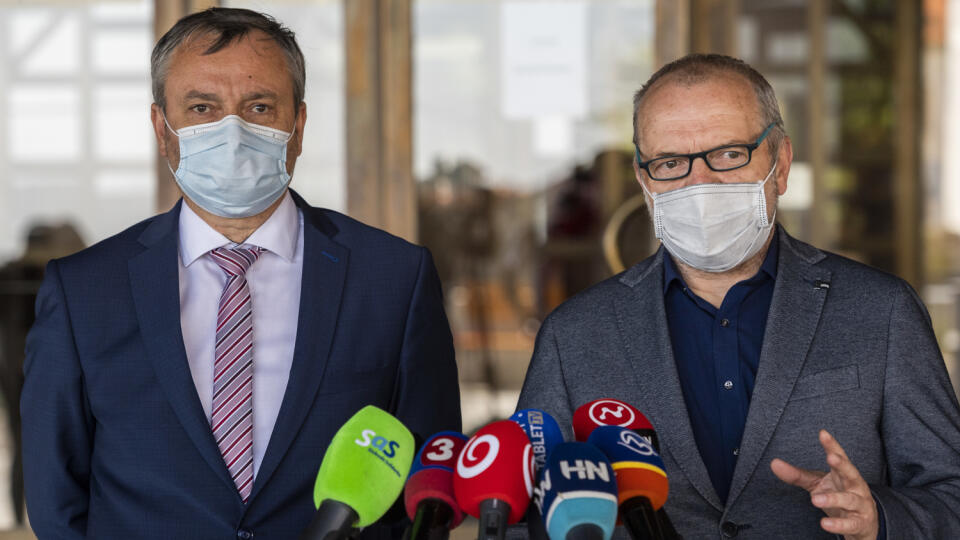 Štátny tajomník ministerstva školstva pre šport Ivan Husár zvolal vo štvrtok stretnutie čelných predstaviteľov desiatich našich športových zväzov, aby rokovali o finančnej pomoci od štátu.