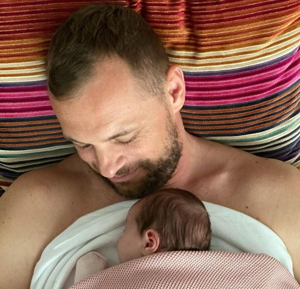 Šťastný otec sa fanúšikom pochválil dojímavými fotografiami s dcérkou Bellou.
