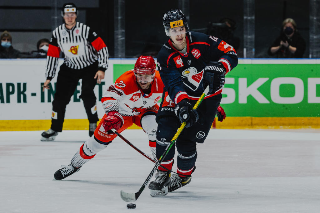 Na snímke Jakub Urbánek (Slovan) a Vladimír Dravecký (Třinec) počas zápasu F skupiny Champions hockey league medzi HC Slovan Bratislava a Oceláři Třinec.