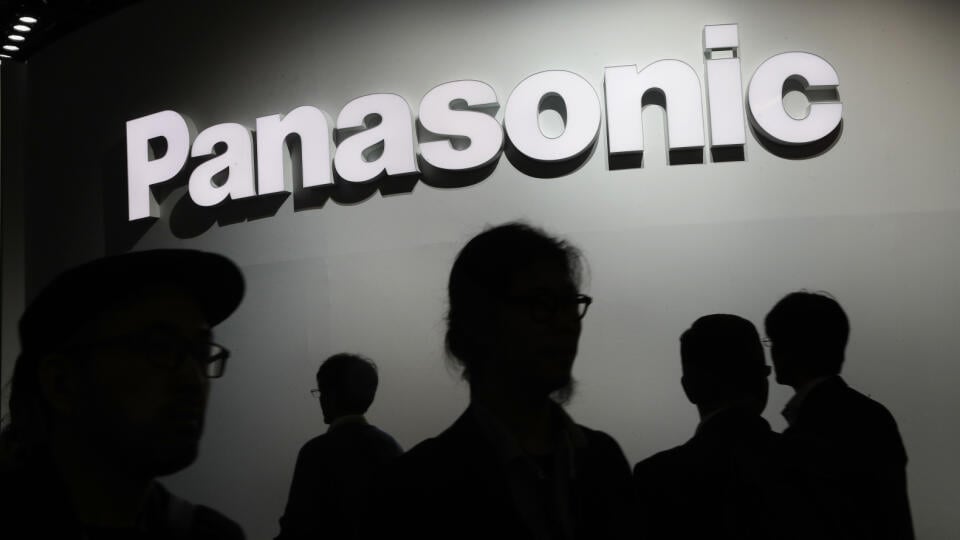 KK1 Las Vegas - Na archívnej snímke z 9. januára 2018 názov Panasonicu na najväčšej výstave spotrebnej elektroniky CES v Las Vegas. Japonský výrobca elektroniky Panasonic vo štvrtok 28. novembra 2019 oznámil, že svoju stratovú divíziu polovodičov predá taiwanskej firme Nuvoton Technology za 250 miliónov USD (227,09 milióna eur). Japonskému koncernu sa totiž nedarí zvýšiť svoj zisk. FOTO TASR/AP
FILE -In this Jan. 9, 2018, file photo, people walk by the Panasonic booth during CES International in