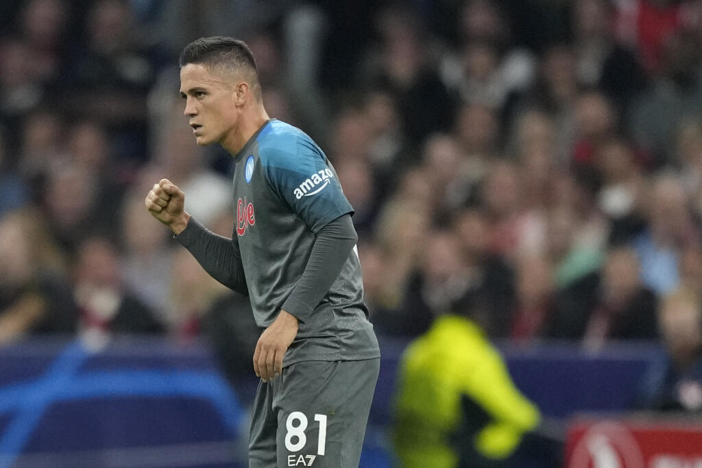 EBE 52 Amsterdam - Na snímke hráč Neapola Giacomo Raspadori oslavuje úvodný gól v zápase A-skupiny 3. kola skupinovej fázy Ligy majstrov vo futbale Ajax Amsterdam - SSC Neapol v Amsterdame 4. októbra 2022. FOTO TASR/AP
Napoli's Giacomo Raspadori celebrates after scoring his sides first goal during the Champions League group A soccer match between Ajax and Napoli at the Johan Cruyff ArenA in Amsterdam, Netherlands, Tuesday, Oct. 4, 2022. (AP Photo/Peter Dejong)