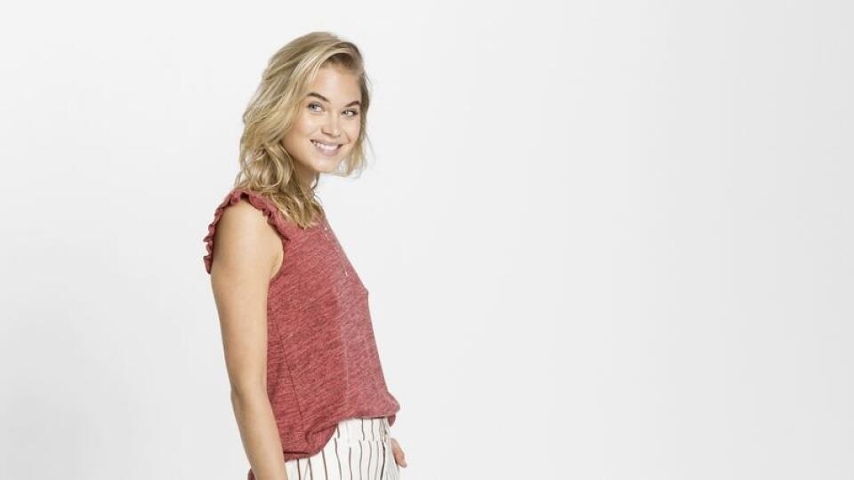 Tričko s volánmi: 14,99 €; Pásikované nohavice: 29,99 €; Vaková kabelka: 21,99 €; Tenisky: 16,99 €