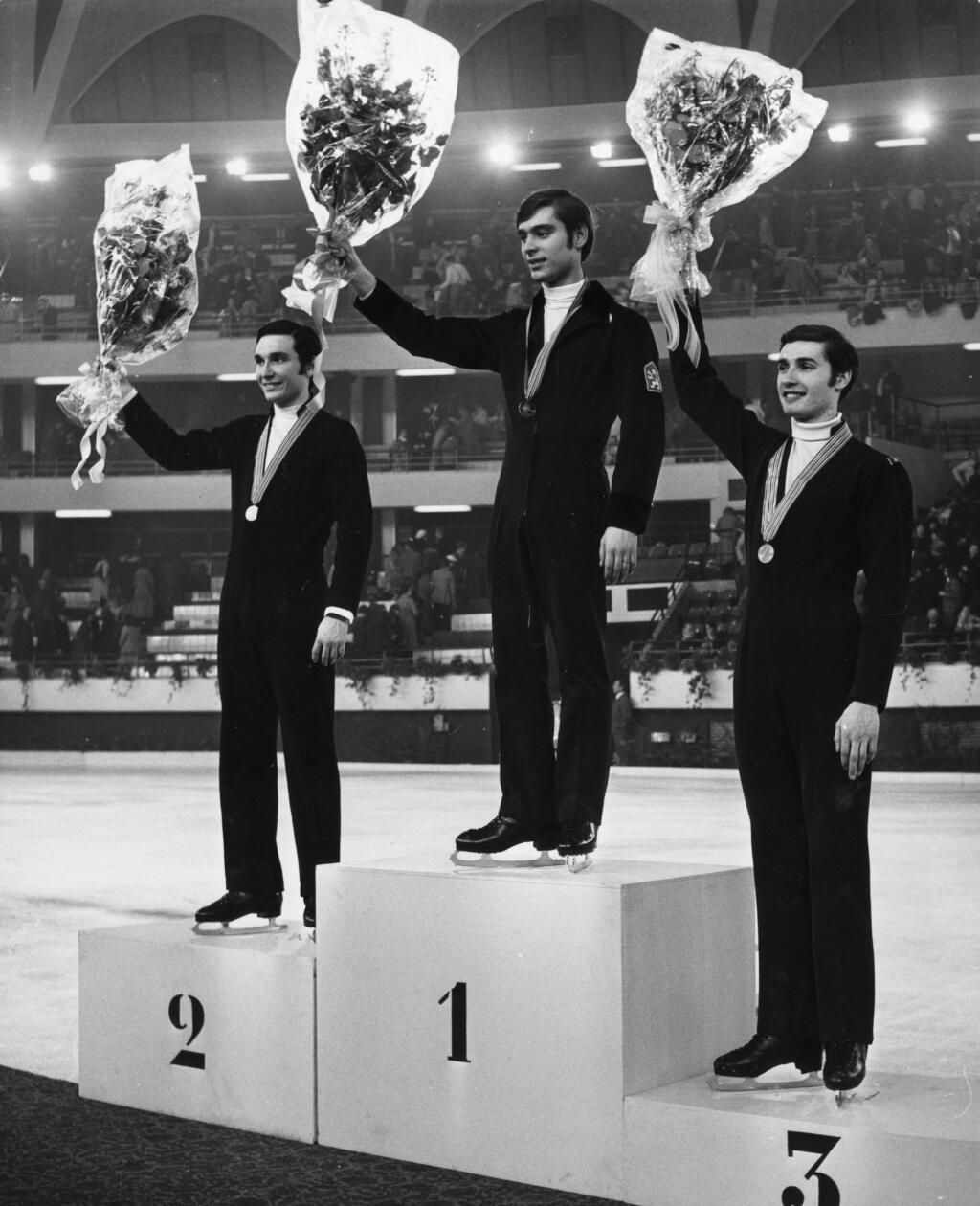Ondrej Nepela (Slovensko) Bývalý krasokorčuliar Toller Cranston vo svojej autobiografii napísal, že počas MS v Bratislave v roku 1973 mal s Nepelom krátky vzťah. „Stále je pertraktované, že bol homosexuál a zomrel na AIDS. Ja by som to aj spochybňoval, pretože baby a ‚všetko‘ v jeho živote fungovalo,“ uviedol pre PLUS 7 DNÍ dlhoročný kamarát Michal Talian. Huslista tvrdil, že homosexuálnu orientáciu uňho nikdy nepostrehol, hoci ako divadelník má na to nos. „Celé je to bublina,“ odkázal.