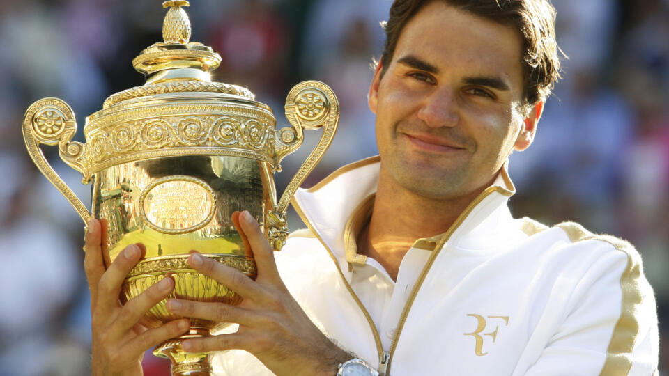 Na archívnej snímke z 5. júla 2009 švajčiarsky tenista Roger Federer pózuje s víťaznou trofejou po výhre nad Američanom Andym Roddickom vo finále mužskej dvojhry grandslamového tenisového turnaja vo Wimbledone v Londýne. Dvadsaťnásobný grandslamový víťaz Federer vo štvrtok 15. septembra 2022 oznámil, že po turnaji Laver Cup 2022 ukončí profesionálnu kariéru. FOTO TASR/AP