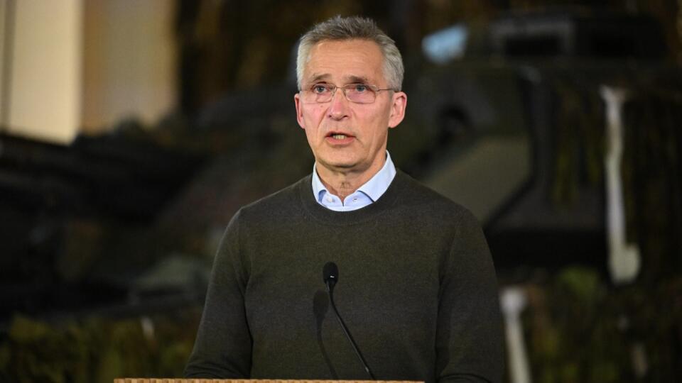 PK 38 Tallinn - Na snímke generálny tajomník NATO Jens Stoltenberg odpovedá na otázky novinárov počas spoločnej tlačovej konferencie s britským premiérom Borisom Johnsonom a estónskou premiérkou Kajou Kallasovou po ich rozhovoroch o ruskej invázii na Ukrajine na leteckej základni v Tallinne v utorok 1. marca 2022. FOTO TASR/AP
Jens Stoltenberg, Secretary General of NATO speaks during a joint press conference with Britain's Prime Minister Boris Johnson and Prime Minister of Estonia Kaja Kallas,