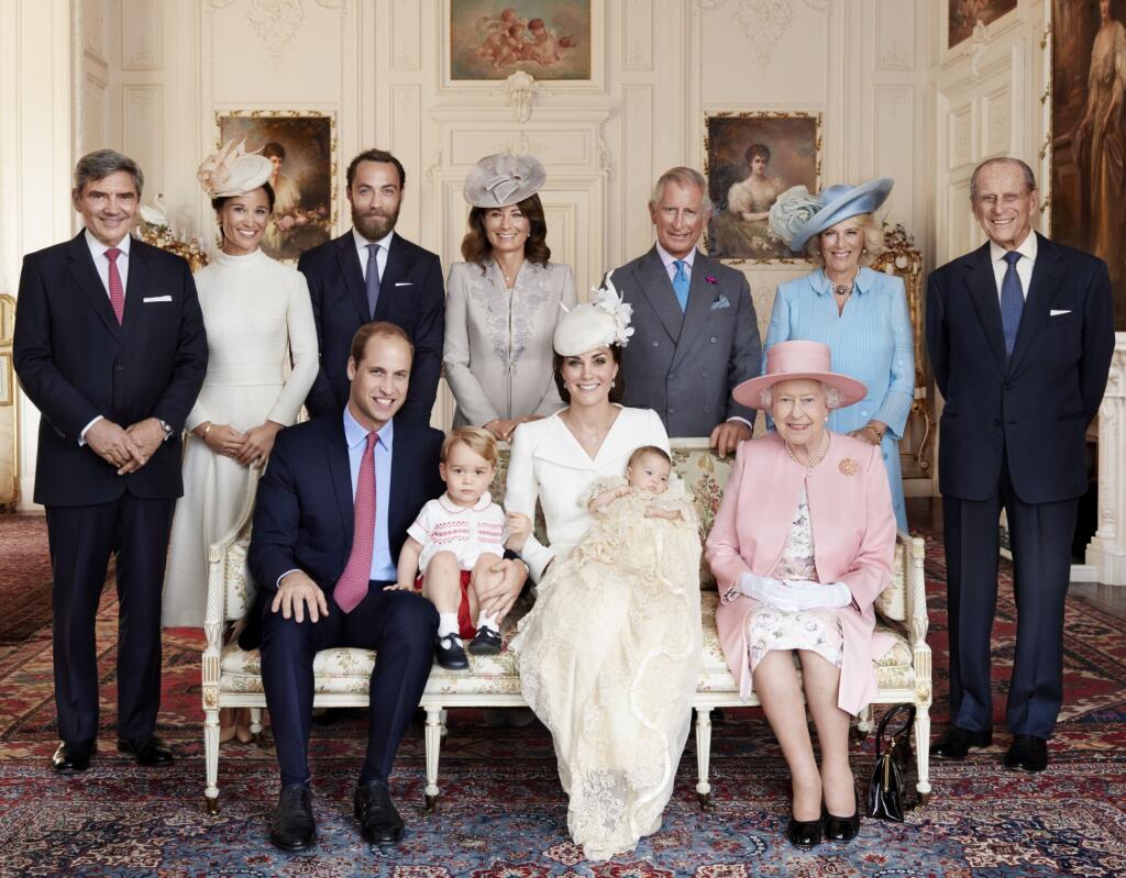 KK22 Sandringham - Na snímke vydanej 9. júla 2015 Kensingtonským palácom britský princ William (sediaci vľavo), jeho manželka Kate a ich deti princ George (sediaci druhý vľavo) a princezná Charlotte pózujú po Charlottiných krstinách 5. júla 2015 v Sandringhame. Sediaca vpravo britská kráľovná Alžbeta II., stojaci zľava Michael Middleton, Pippa Middletonová, James Middleton, Carole Middletonová, princ Charles a jeho manželka Camilla, vojvodkyňa z Cornwallu a britský princ Philip. FOTO TASR/AP
Th
