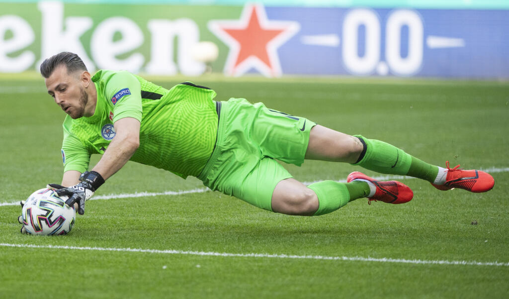 Na snímke slovenský brankár Matrin Dúbravka počas zápasu E-skupiny na majstrovstvách Európy vo futbale Švédsko - Slovensko 18. júna 2021 v Petrohrade. FOTO TASR - Martin Baumann