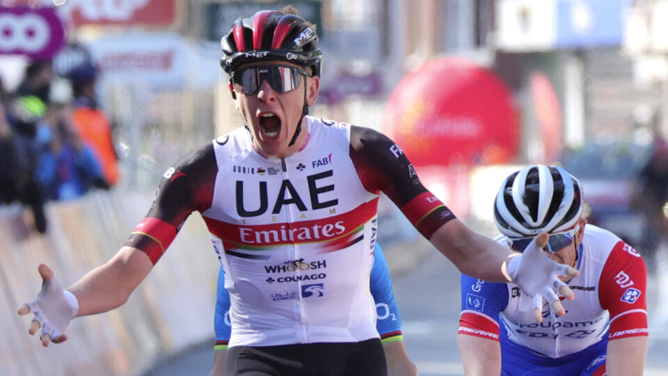 EBE 53 Liége - Na snímke slovinský cyklista Tadej Pogačar z tímu SAE Team Emirates víťazí v 107. ročníku pretekov Liége - Bastogne - Liége (259,5 km) v nedeľu 25. apríla 2021. FOTO TASR/AP
Slovenia's Tadej Pogacar of the UAE team Emirates crosses the finish line to win the Belgian cycling classic and UCI World Tour cycling race Liege Bastogne Liege, in Liege, Belgium, Sunday, April 25, 2021. (AP Photo/Olivier Matthys)