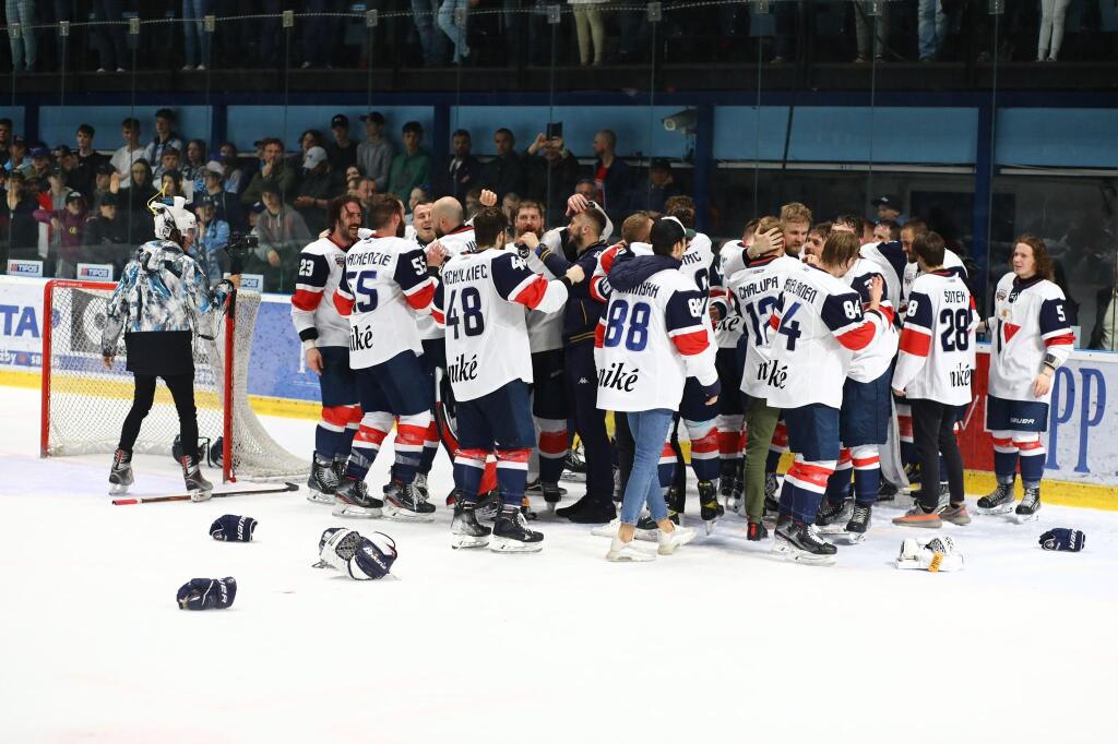 Hráči HC Slovan Bratislava sa tešia z titulu Tipos extraligy.
