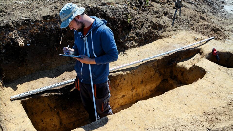 ARCHEOLÓG Pavol Bobek pri výskume.