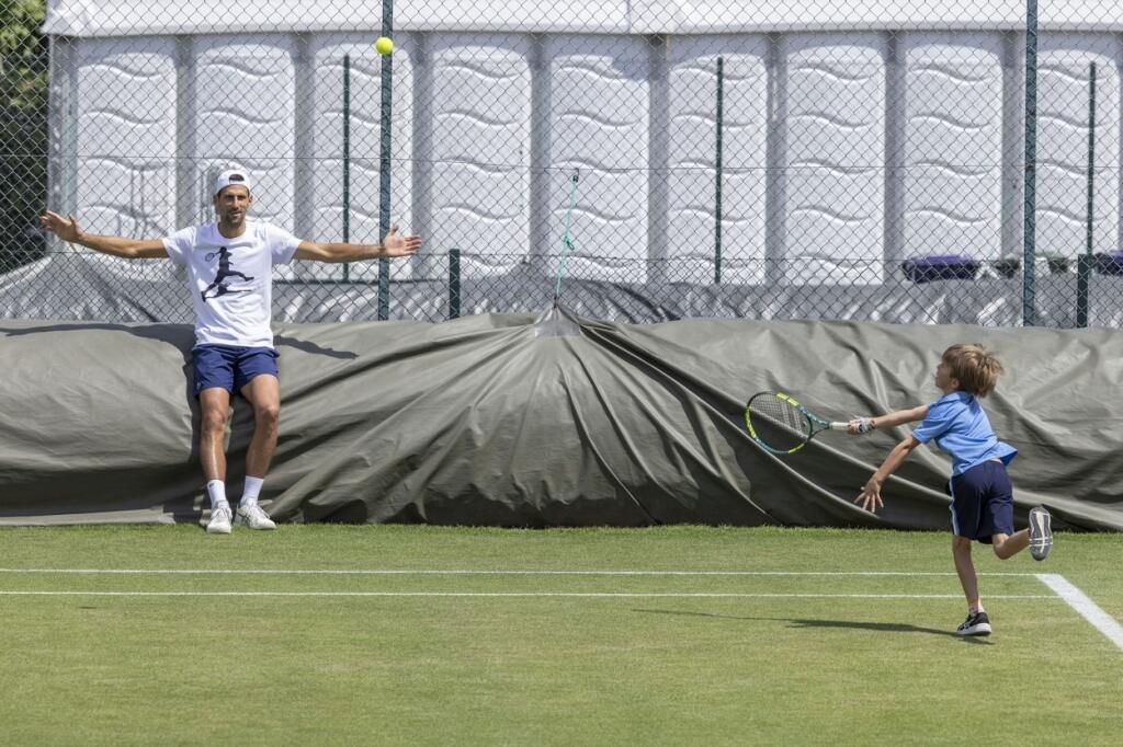 Djokovičovým sparingpartnerom na Wimbledone je aj jeho syn Stefan, s ktorým trénuje na tráve.