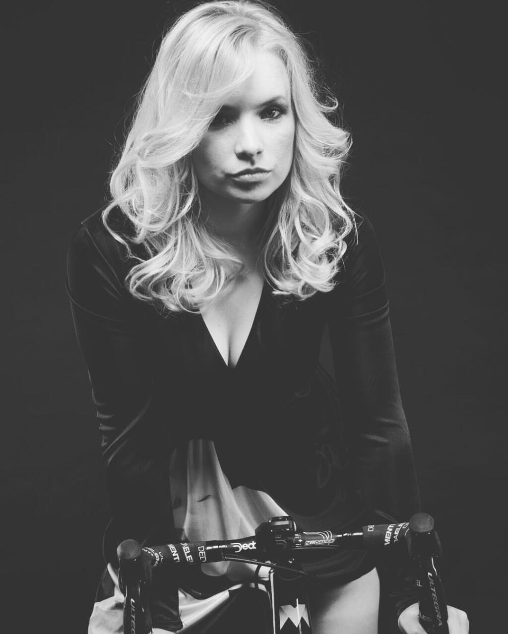 Tara Ginsová sa neplánuje obmedziť pri fotení sexi pikantných záberov.