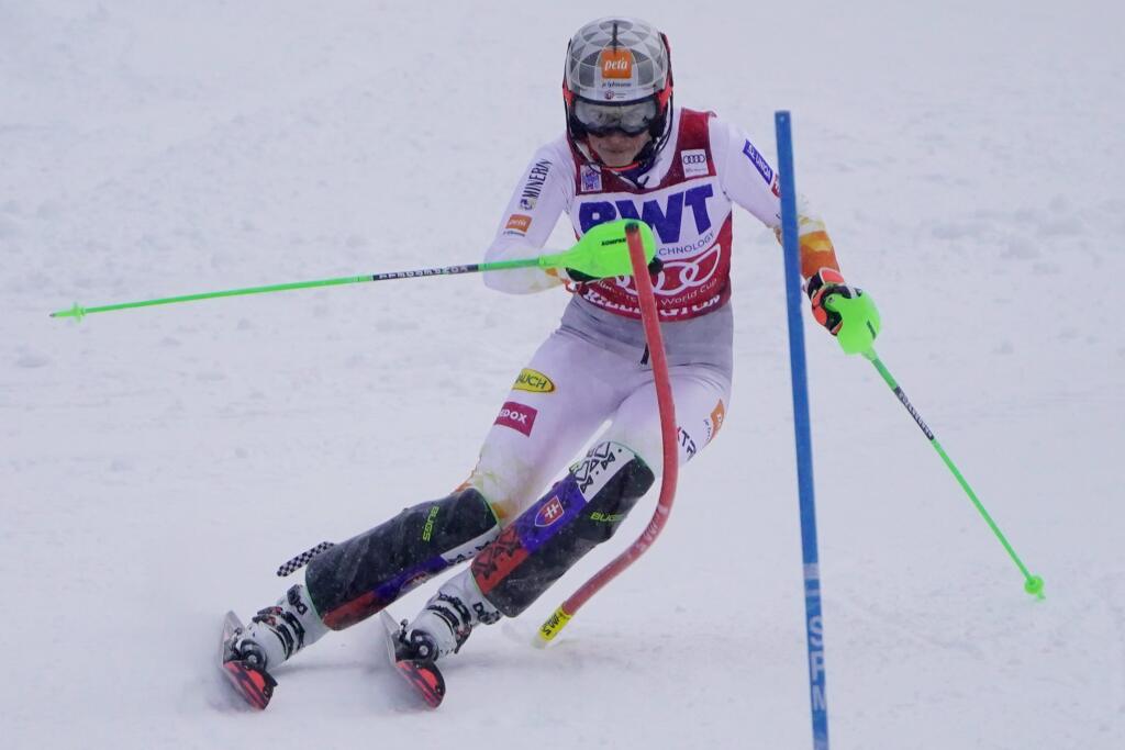 JB 93 Killington - Slovenská lyžiarka Petra Vlhová v 2. kole slalomu Svetového pohára v alpskom lyžovaní v americkom Killingtone 28. novembra 2021. Slovenská lyžiarka Petra Vlhová obsadila druhé miesto v nedeľňajšom slalome Svetového pohára. V americkom Killingtone nestačila iba na domácu hviezdu Mikaelu Shiffrinovú, za ktorou zaostala o 75 stotín sekundy. FOTO TASR/AP
Slovakia's Petra Vlhova competes during a women's World Cup slalom ski race Sunday, Nov. 28, 2021, Killington, Vt. (AP Photo/R