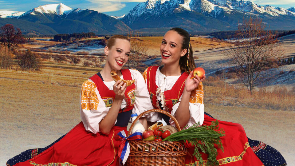 Servis: Slovenské potraviny. Folklóristky tanečného súboru Čarovné ostrohy pózovali so slovenskými potravinami.